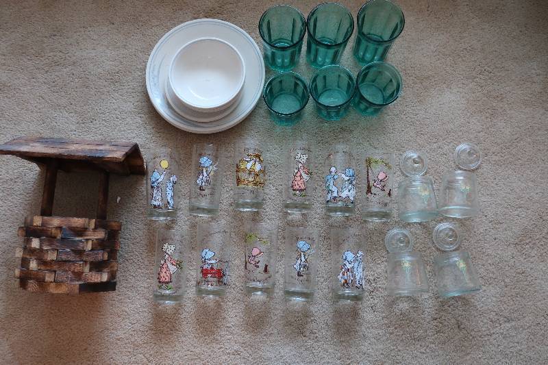 SMALL WISHING WELL, SET OF 6 TEAL GLASSES, DISHES, 4 MATCHING GLASS JARS WITH LIDS, 11 HOLLY HOBBY GLASSES