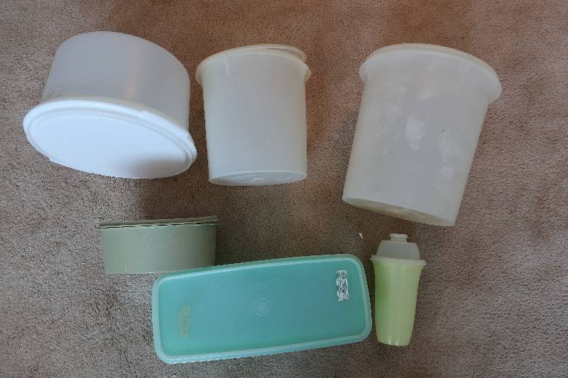 6 PC TUPPERWARE WITH LIDS