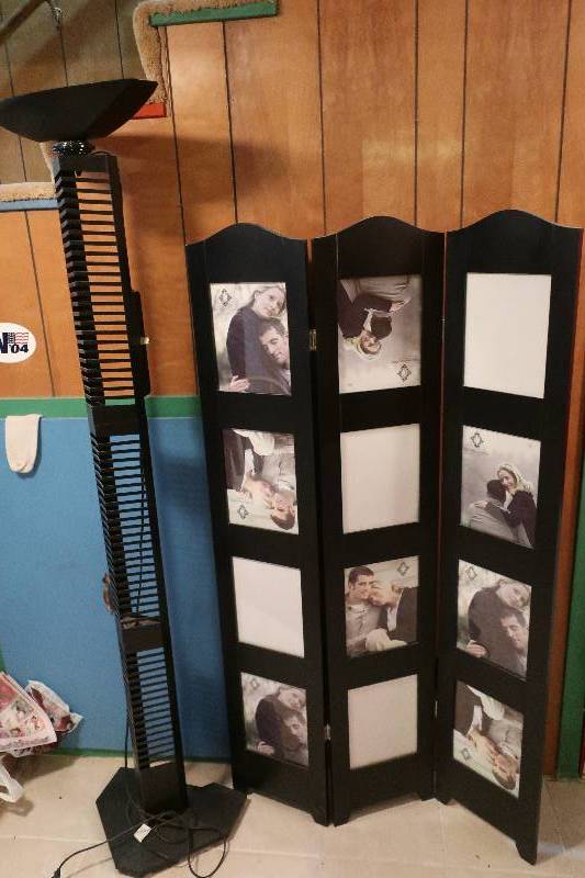 TRIFOLD FLOOR DIVIDER PICTURE HOLDER WITH FLOOR LAMP