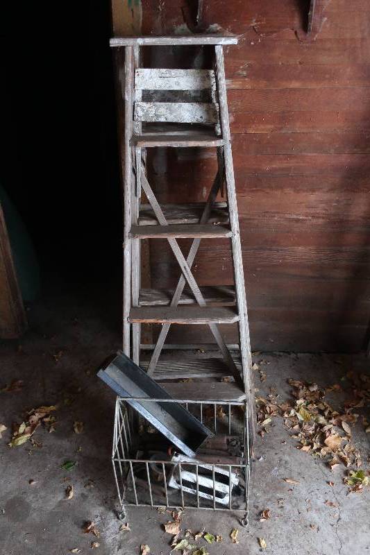 2 STEP LADDERS AND METAL RACK WITH CONTENTS