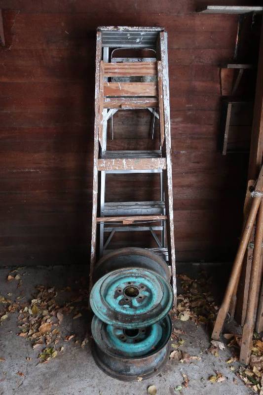 TWO LADDERS, 2 BLUE RIMS
