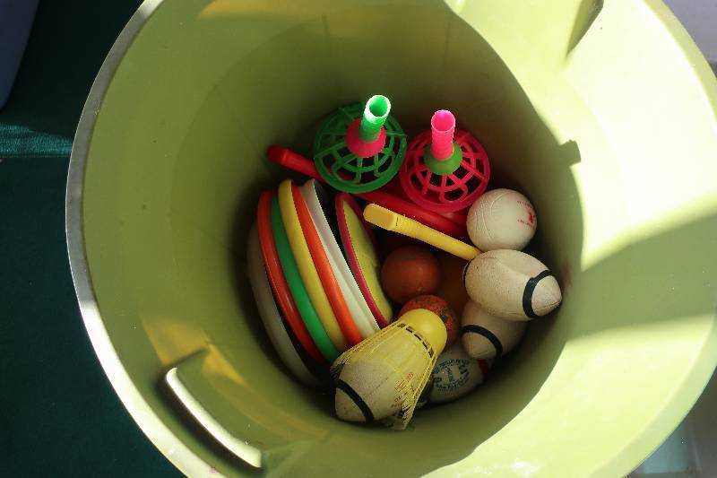 PLASTIC GARBAGE CAN OF YARD GAMES