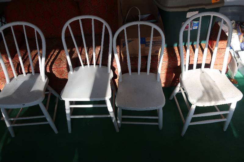 4 WHITE CHAIRS