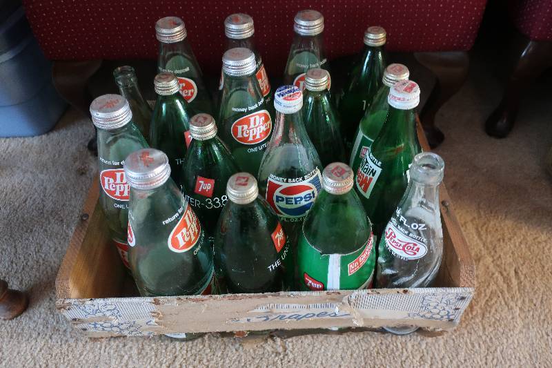 VINTAGE CRATE WITH 17 VINTAGE SODA BOTTLES