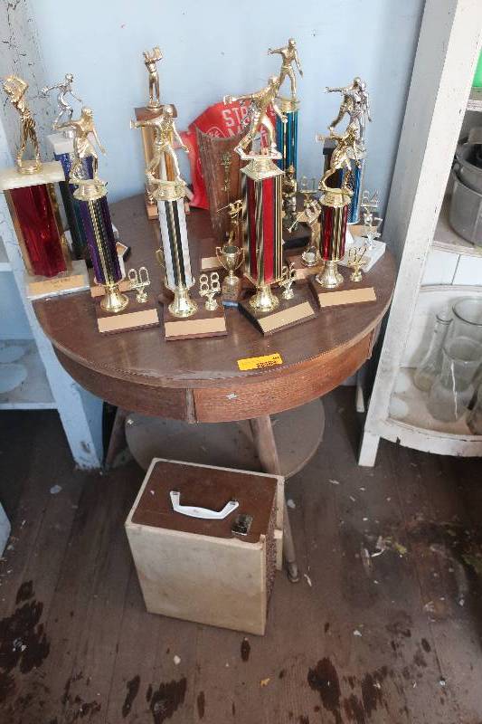CIRCLE TABLE WITH TROPHIES AND VINTAGE STEREO