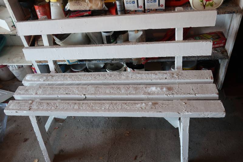 WHITE WOOD BENCH