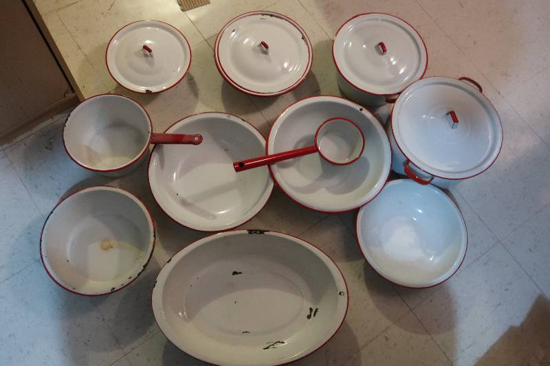 16 PC ENAMEL WARE SET, RED AND WHITE