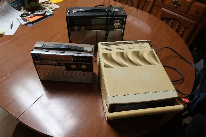 2 OLD RADIOS AND PORTABLE TV