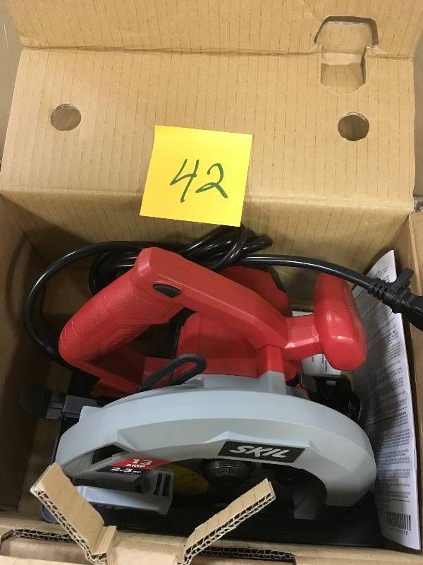 lot 42 image: SKIL 7 14 in Circular Saw includes 18 Tooth Carbide Blade - Open Box