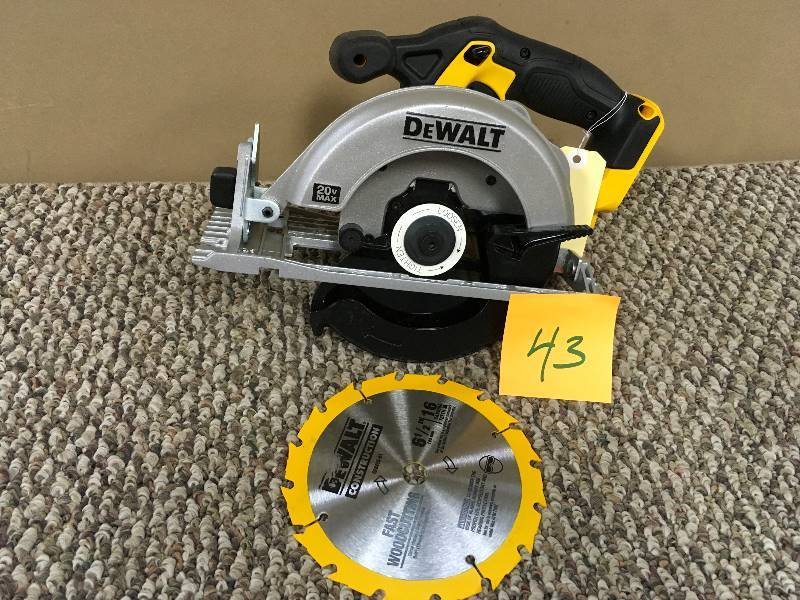 lot 43 image: DeWalt 20 Volt MAX Lithium-Ion 6-12 Circular Saw - Open Box
