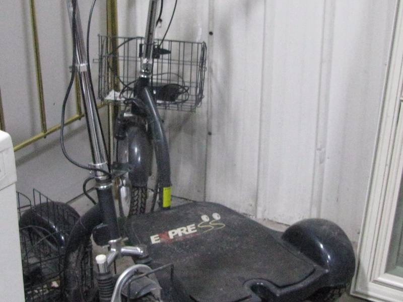 lot 15 image: Express Scooters