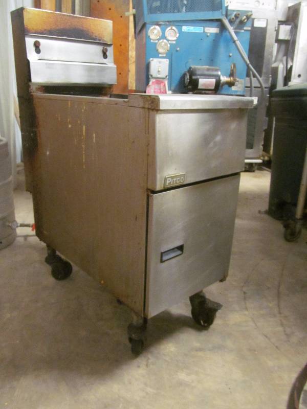 lot 28 image: Pitco deep fryer