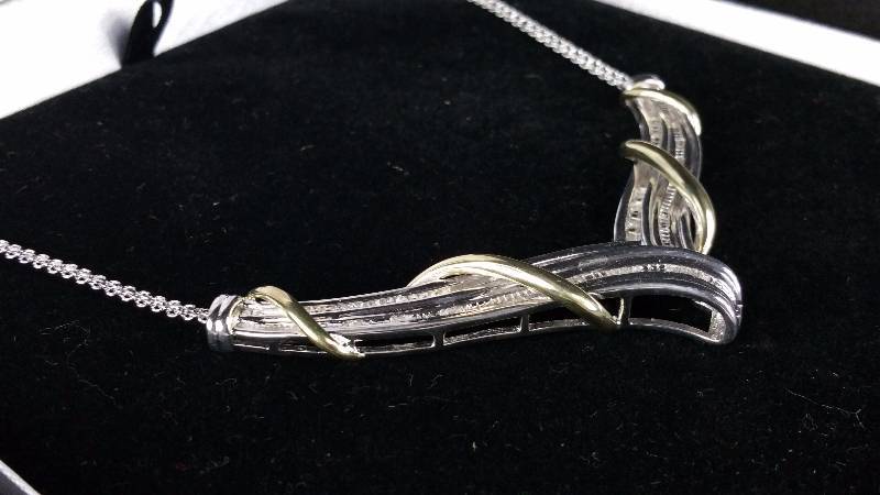 lot 7 image: Large Diamond Necklace