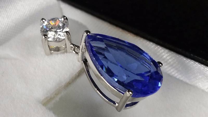 lot 9 image: Tanzanite Earrings