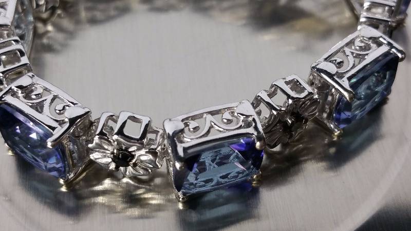 lot 11 image: Sapphire Bracelet