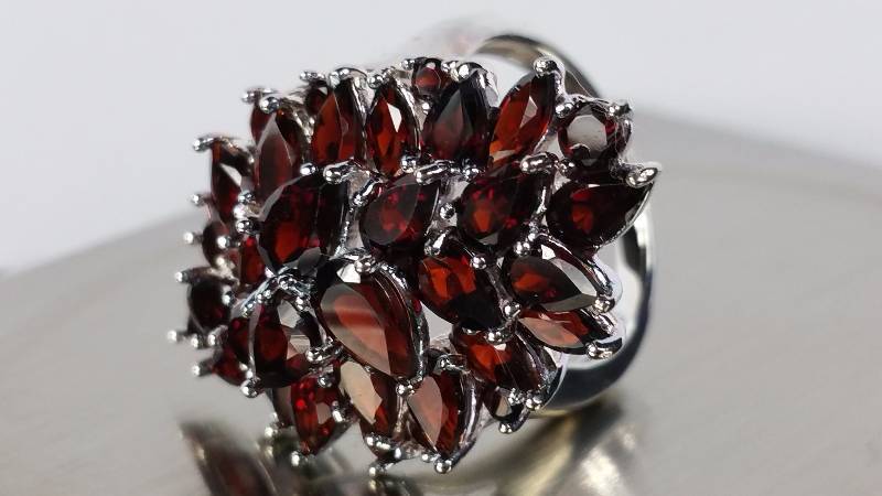 lot 18 image: Garnet Ring