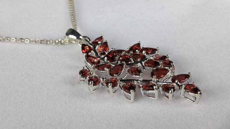 lot 19 image: Garnet Necklace