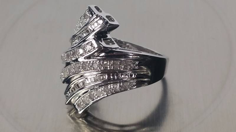 lot 21 image: Diamond Ring
