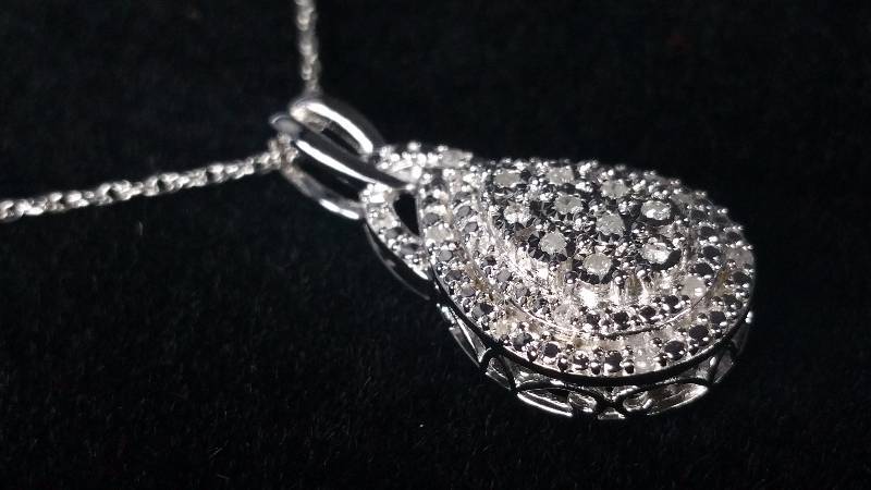 lot 22 image: Diamond Necklace