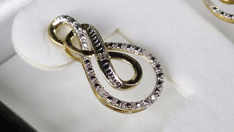 lot 30 image: Diamond Earrings