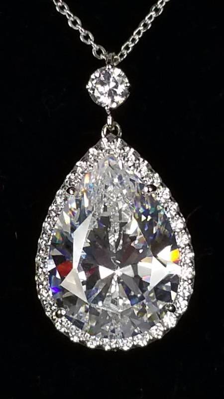 lot 32 image: White Sapphire Necklace