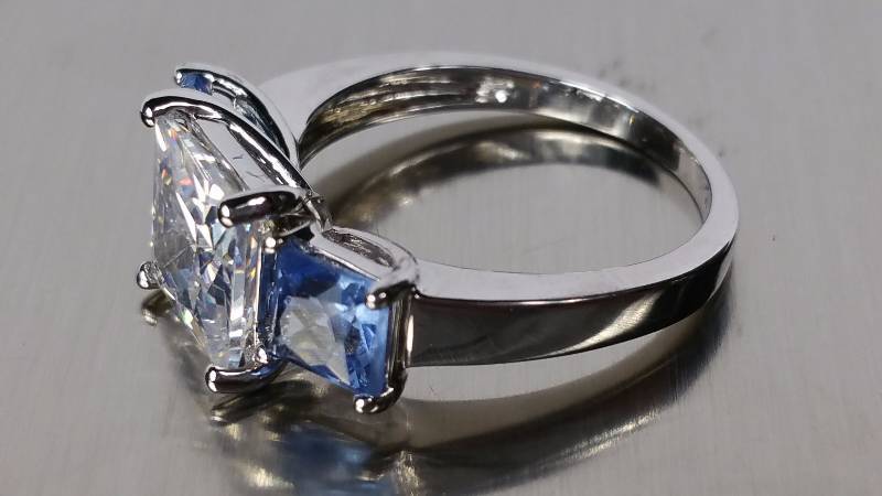 lot 34 image: White Topaz and Tanzanite Ring