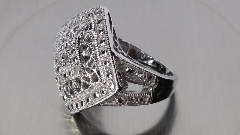 lot 37 image: Diamond Ring