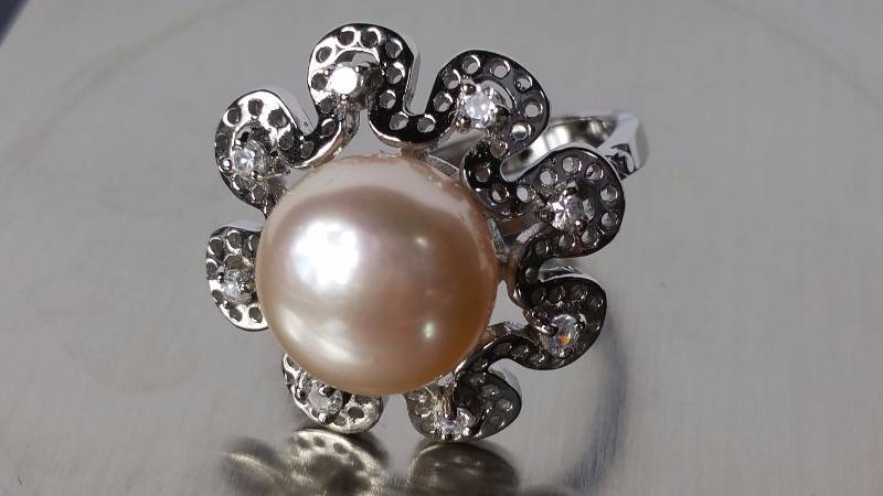 lot 41 image: Pearl Ring