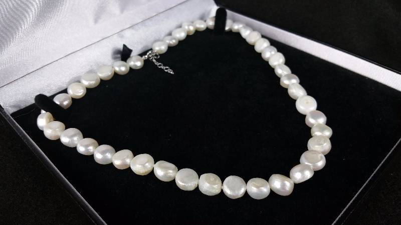 lot 42 image: Pearl Necklace