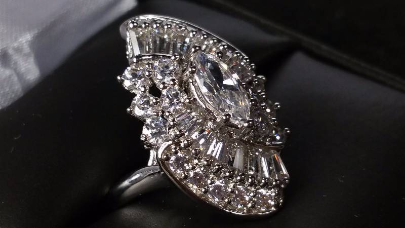 lot 44 image: White Sapphire Ring