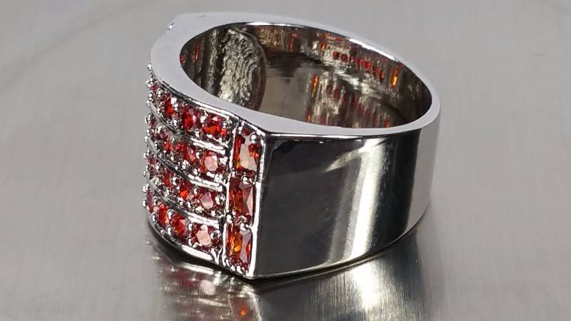 lot 56 image: Garnet Ring