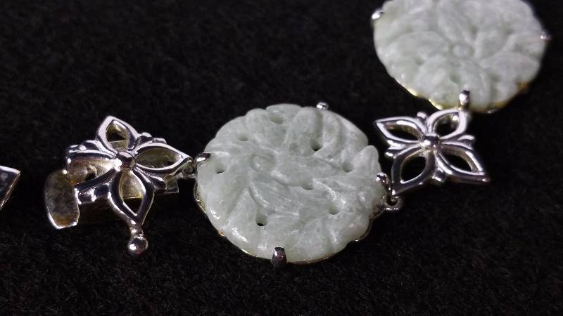 lot 59 image: Jade Bracelet