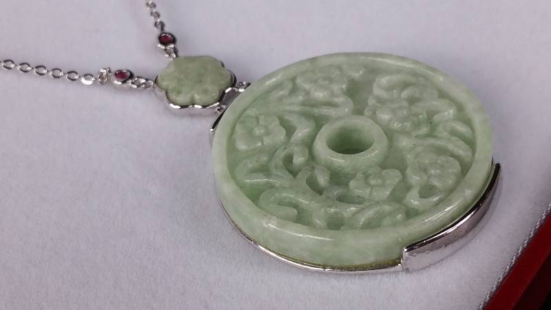 lot 60 image: Jade Necklace
