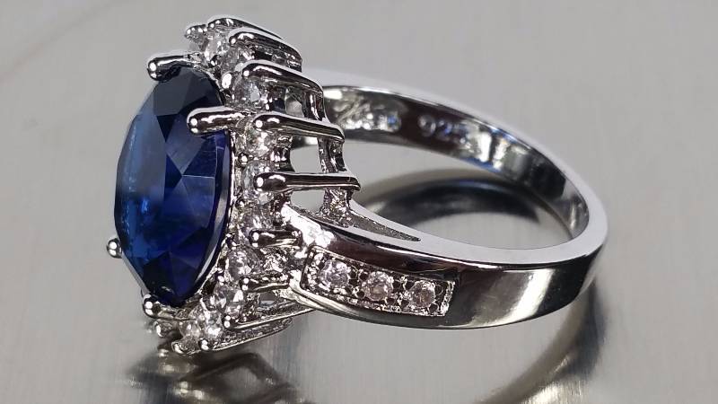 lot 77 image: Sapphire Ring