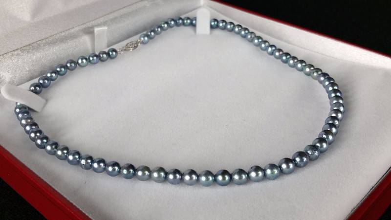 lot 85 image: Tahitian Pearl Necklace 10k Gold