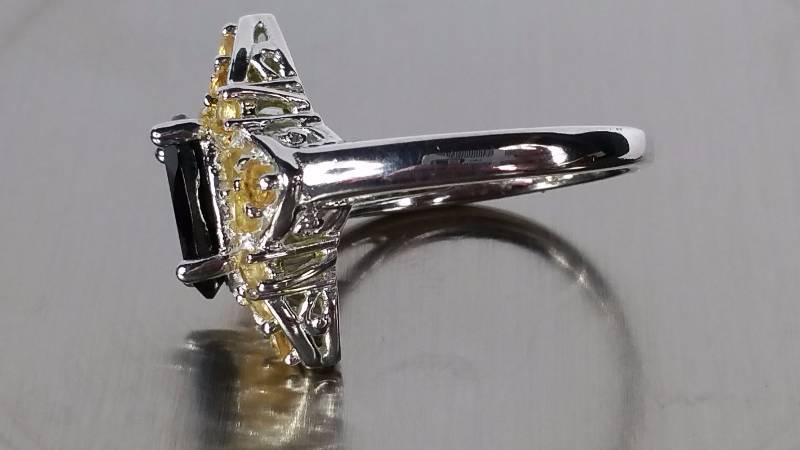 lot 93 image: Garnet and Citrine Ring