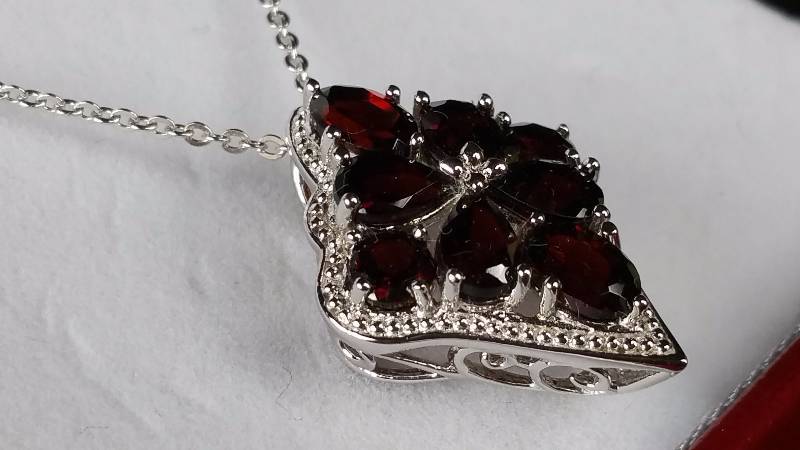 lot 95 image: Garnet Necklace