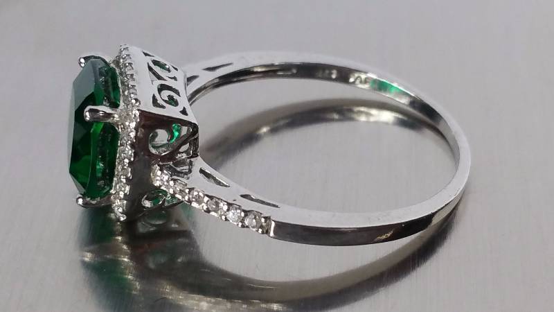 lot 103 image: Emerald Ring