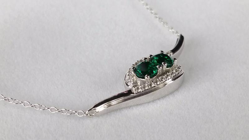 lot 105 image: Emerald Necklace