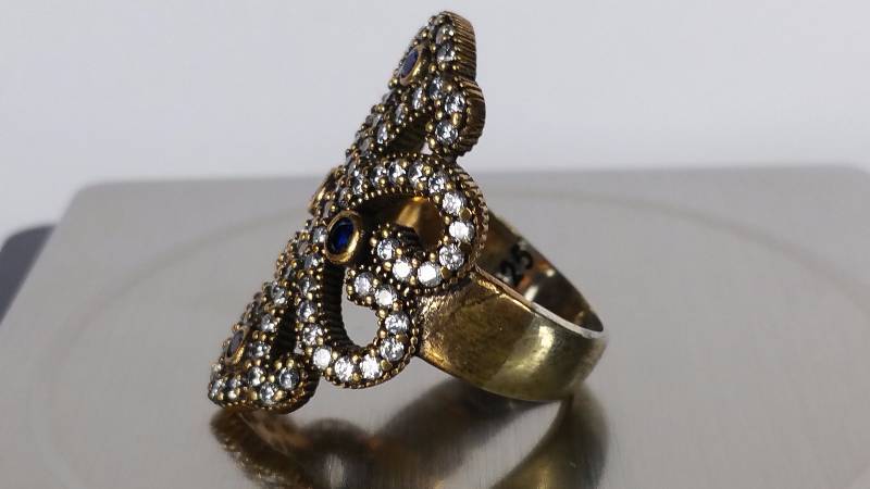lot 106 image: Sapphire Ring