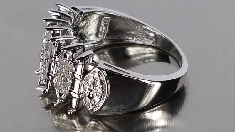 lot 113 image: Diamond Ring