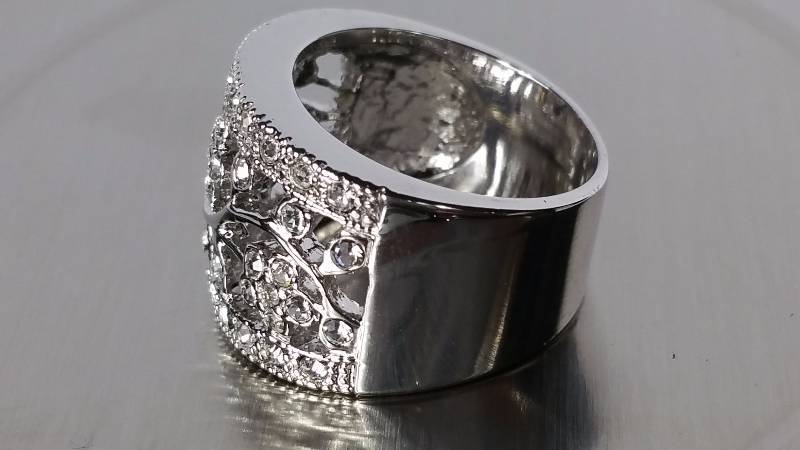 lot 121 image: White Sapphire Ring