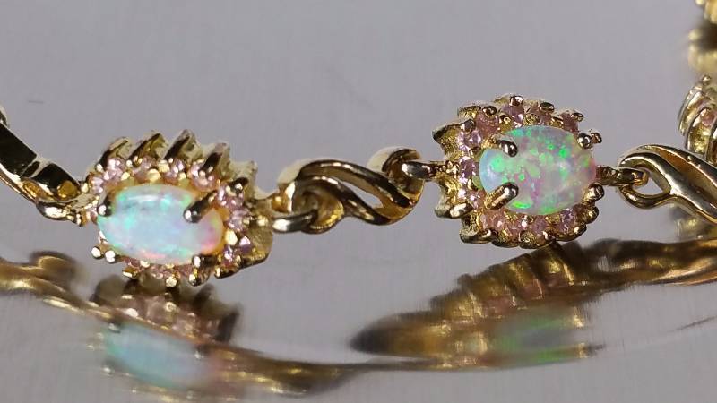 lot 124 image: Opal Bracelet