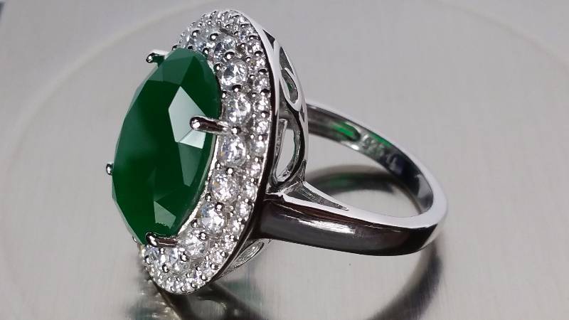 lot 128 image: Emerald Ring