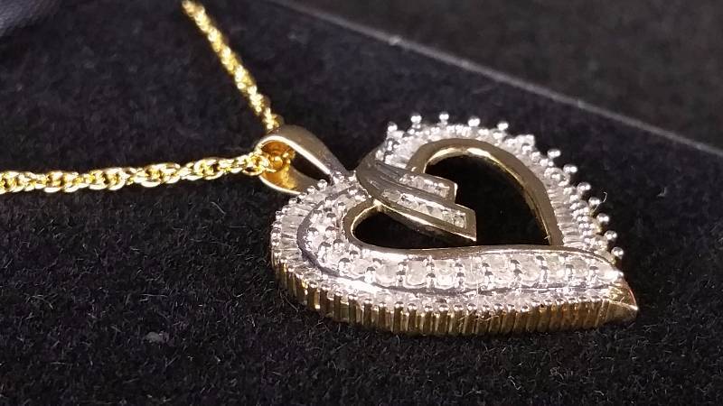 lot 140 image: Diamond Necklace
