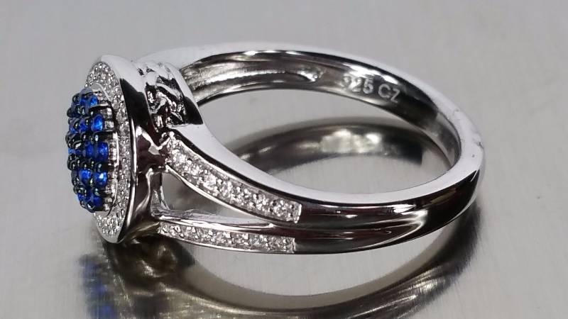 lot 141 image: Sapphire Ring