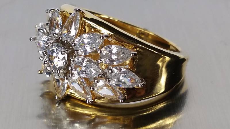 lot 147 image: White Sapphire Ring