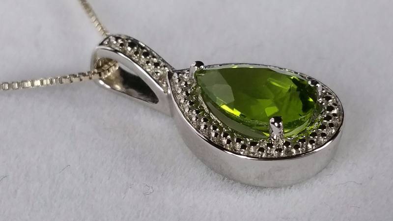 lot 152 image: Peridot and Diamond Necklace