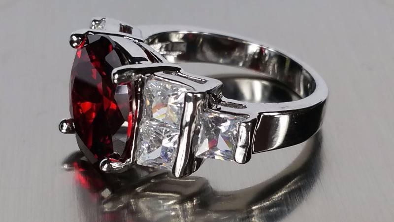 lot 153 image: Garnet Ring
