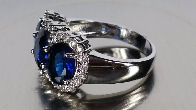 lot 154 image: Sapphire RIng